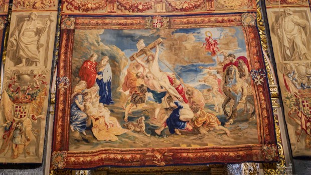 Gobelin z Jezusem na krzyżu