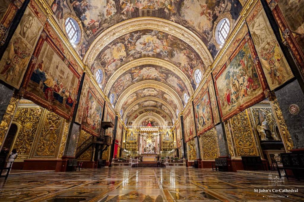 Wnętrze kościoła św. Jana Chrzciciela na Malcie z gobelinami