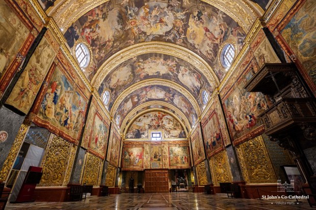 Kościół św. Jana Chrzciciela z drogocennymi gobelinami