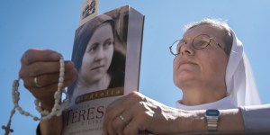 Dwa wydarzenia, które odmieniły św. Tereskę. Papieska katecheza