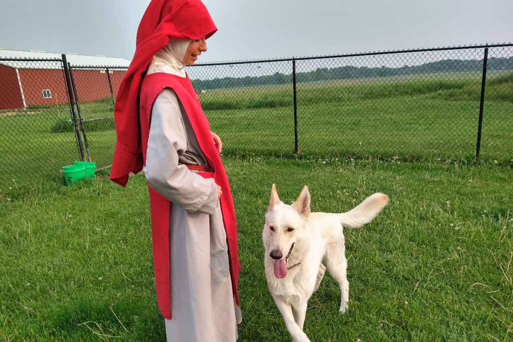 Siostra Łucja z Faith, psem pilnującym stadniny