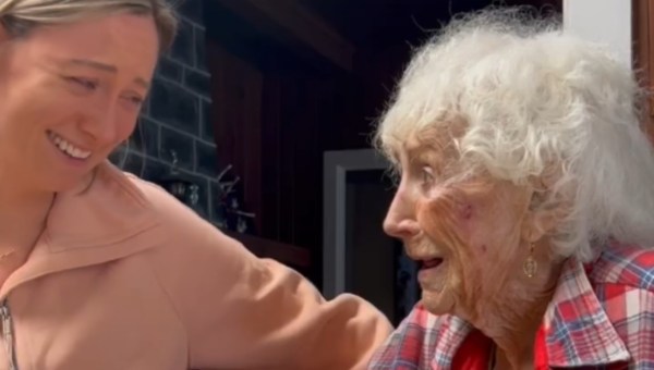 Shelby Hoefling ze swoją babcią