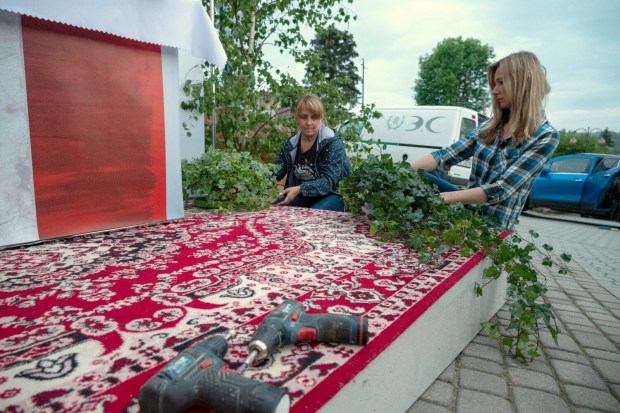 Budowa ołtarza przed procesją Bożego Ciała w Tuchowie (woj. małopolskie)