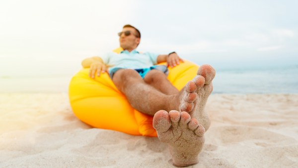 Mężczyzna odpoczywa na plaży