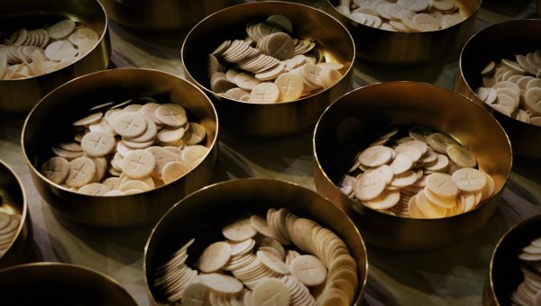 Komunikanty w naczyniach liturgicznych