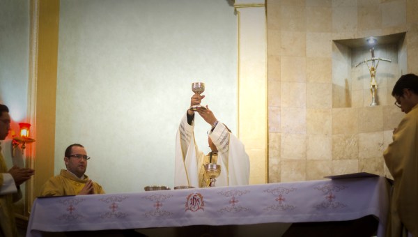 Konsekracja wina w krew Chrystusa podczas Mszy świętej