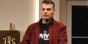 Metalowiec, wojujący ateista, hazardzista. Dziś jego misją jest „rozpalanie pasji do Chrystusa”