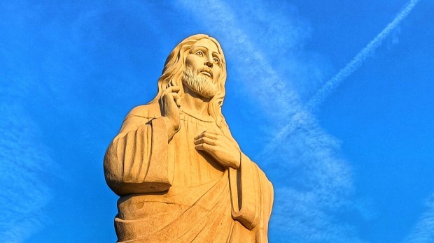Figura Jezusa Chrystusa na Węgrzech o zachodzie słońca