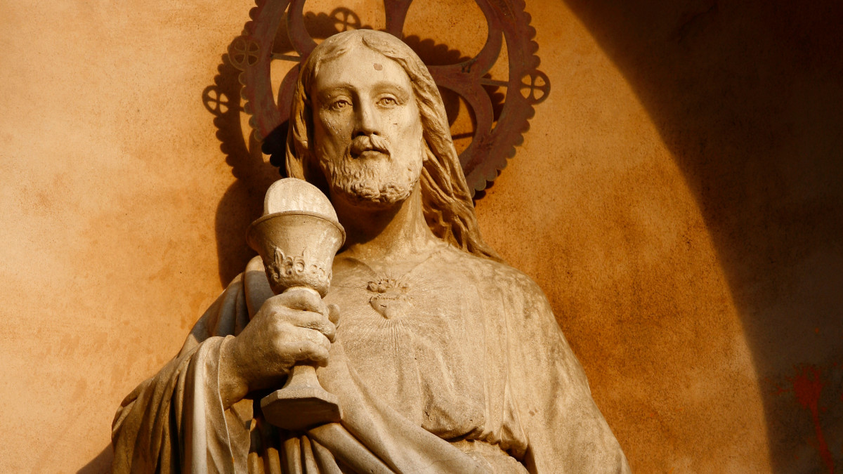 Figura Jezusa Chrystusa o zachodzie słońca