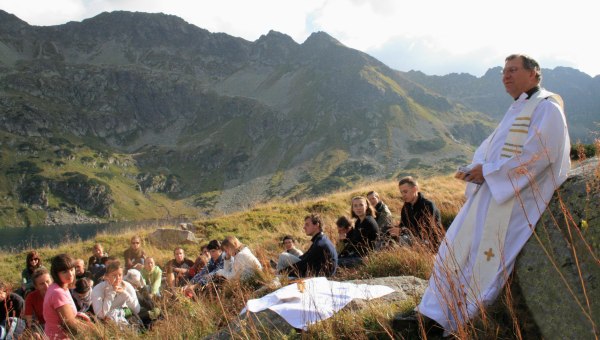 Ksiądz Mirosław Maliński ze studentami w Tatrach