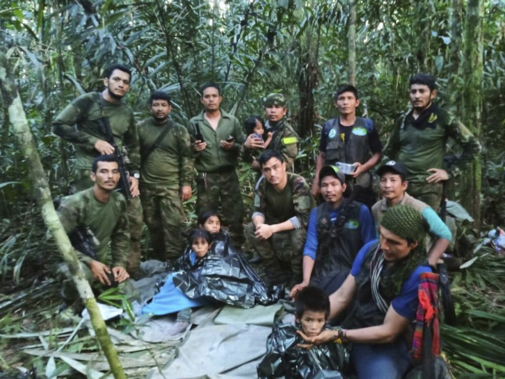 Dzieci odnalezione przez ratowników kolumbijskiej dżungli po katastrofie samolotu