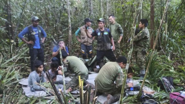 Dzieci odnalezione przez ratowników kolumbijskiej dżungli po katastrofie samolotu