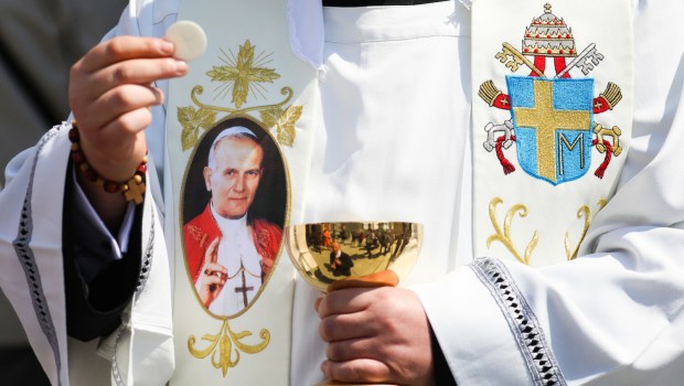 Jan Paweł II na stule księdza rozdającego Komunię świętą