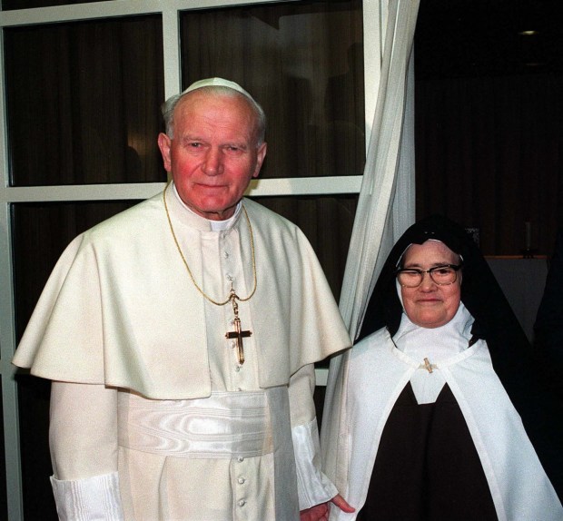 Papież Jan Paweł II z siostrą Łucją w Fatimie (13 maja 1991)