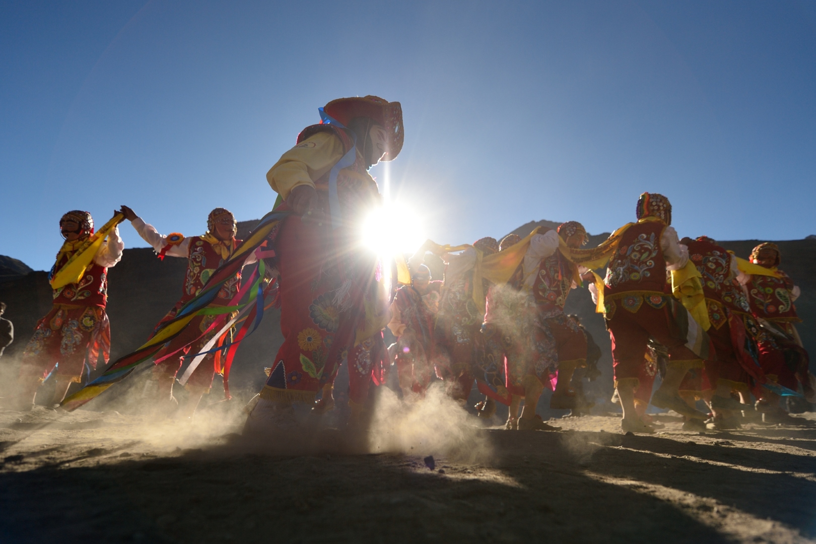 Mężczyźni tańczą podczas uroczystości związanych z pielgrzymką do sanktuarium Pana Qoyllurit'i w Cusco