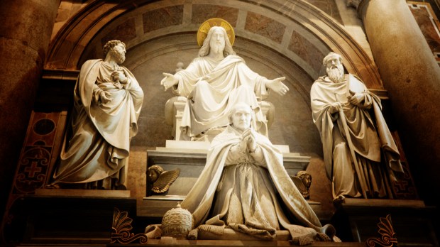Rzeźba w bazylice św. Piotra w Rzymie przedstawiająca Jezusa Chrystusa, św. Piotra Apostoła, św. Pawła Apostoła i klęczącego przed nimi papieża