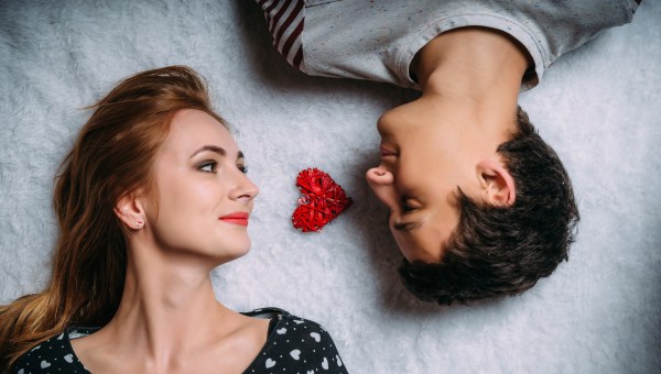 Para zakochanych leży naprzeciwko siebie na podłodze