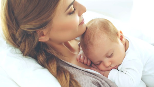 Matka przytulająca dziecko