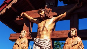 Jezus Chrystus na krzyżu, obok Jego Matka i uczeń Jan Apostoł