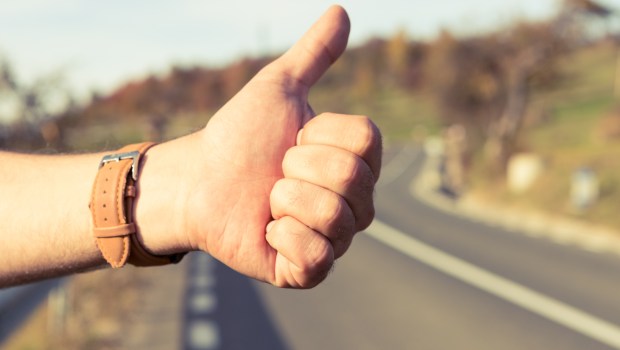 Ręka mężczyzny łąpiącego stopa