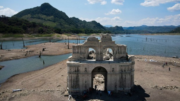 Susza odsłoniła ruiny zatopionego kościoła w Meksyku