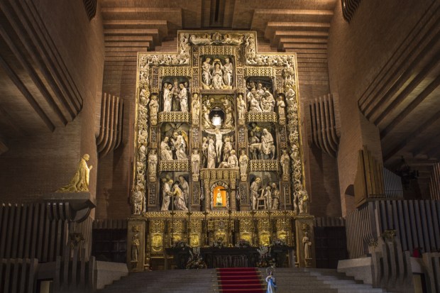Ołtarz sanktuarium w Torreciudad