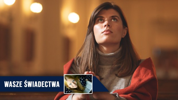 Kobieta modląca się w kościele