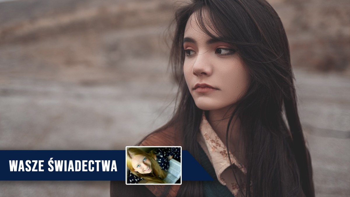 Młoda dziewczyna spogląda w dal w niespokojnym krajobrazie