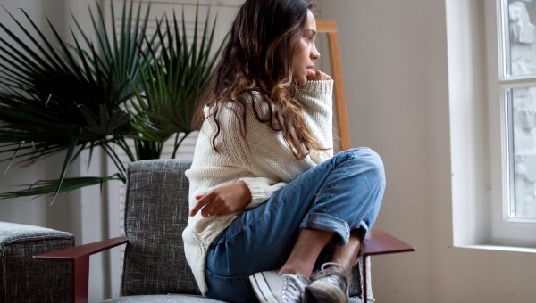 Nieśmiała dziewczyna przy oknie