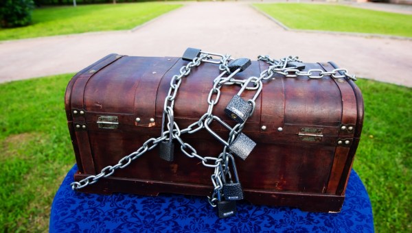 Drewniana skrzynia pod domem dziecka