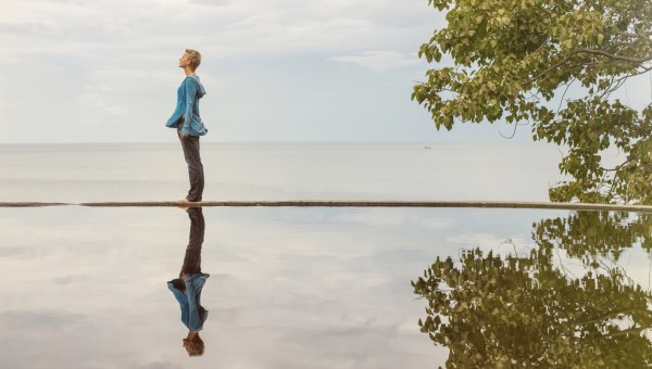Kobieta stoi nad basenem i rozmyśla
