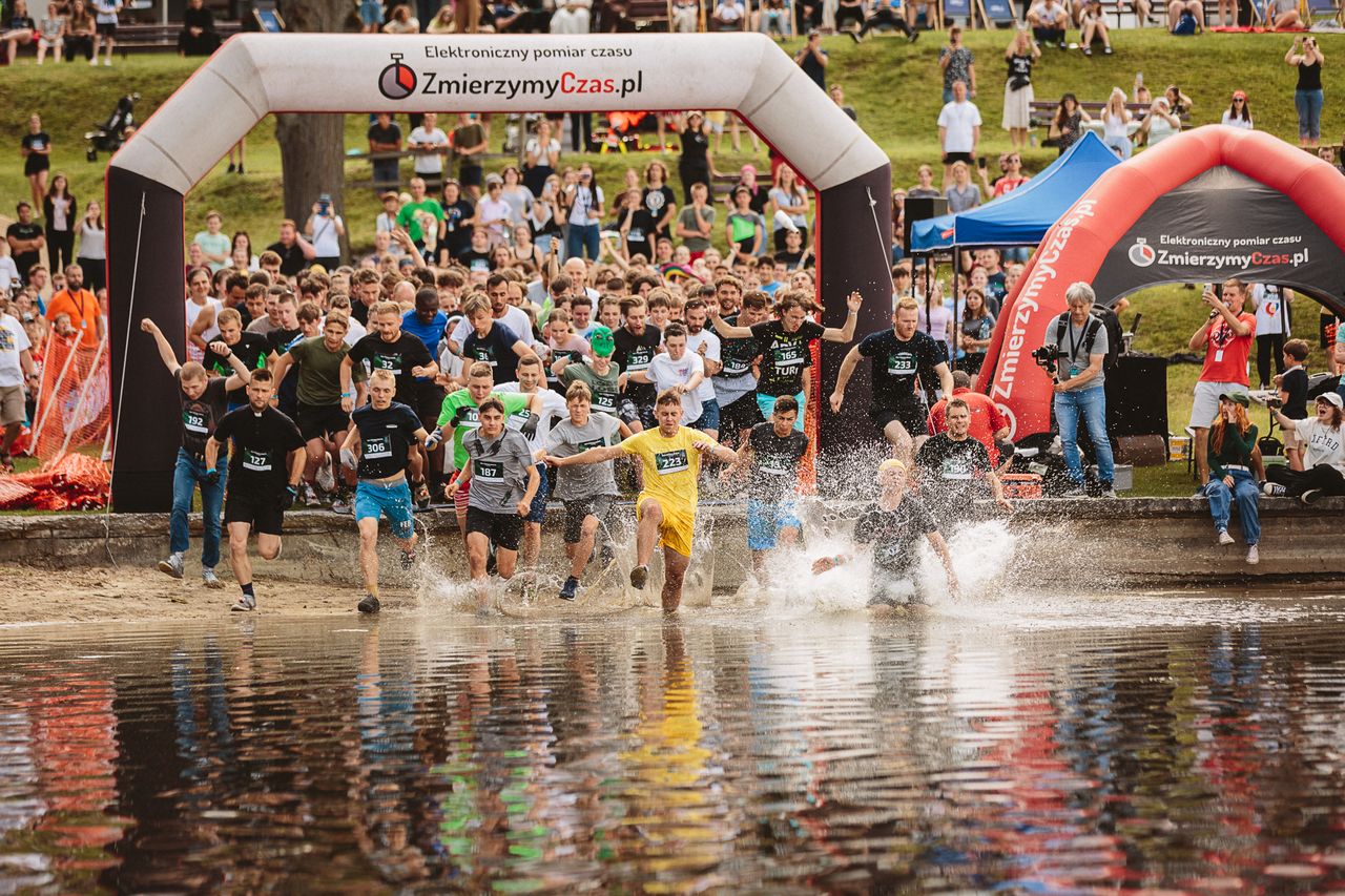 [GALERIA] Dlaczego 400 ludzi biegnie przez błoto na katolickim festiwalu? Odpowiedzi mogą zaskoczyć!