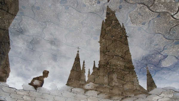 Katedra odbijająca się w kałuży