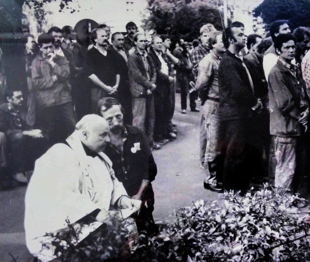 Ksiądz Stanisław Płatek spowiadający strajkujących pracowników Stoczni Gdańskiej