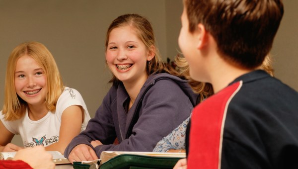 Nastolatki rozmawiają o Piśmie Świętym