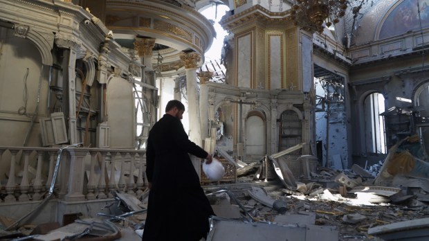 Zniszczona w wyniku rosyjskiego ataku rakietowego katedra w Odessie na Ukrainie