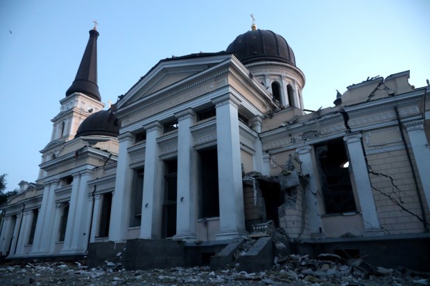 Zniszczona w wyniku rosyjskiego ataku rakietowego katedra w Odessie na Ukrainie