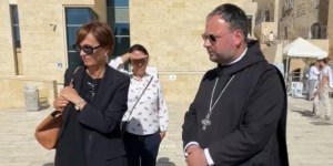 Przy Ścianie Płaczu poproszono go o zakrycie krzyża. Reakcja benedyktyna