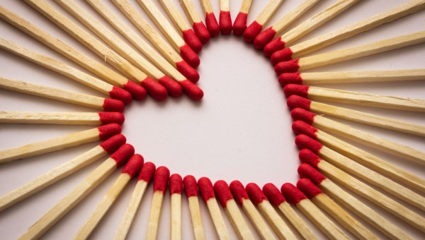 Zapałki ułożone w kształt serca