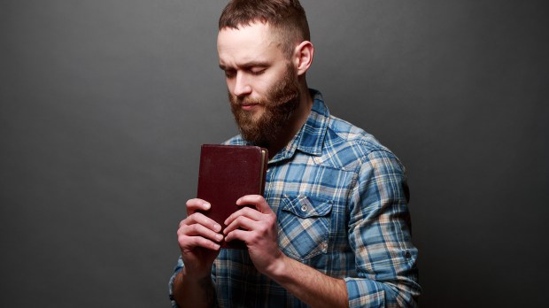 Mężczyzna trzyma Pismo Święte