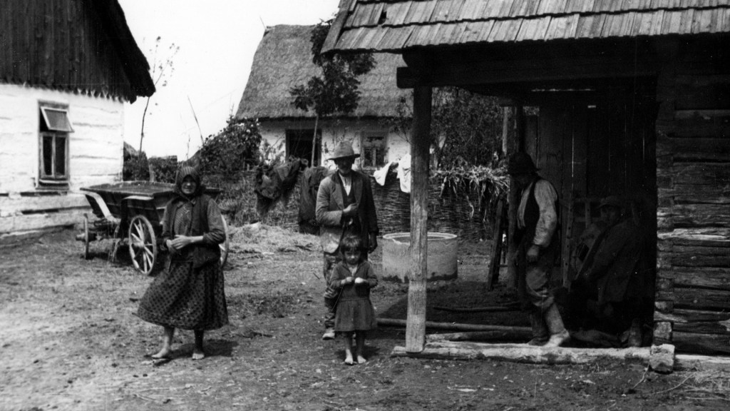 Rodzina wiejska przy pracy w swojej zagrodzie we wsi Wietrzychowice