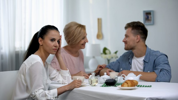 Matka rozmawia z synem ignorując jego żonę