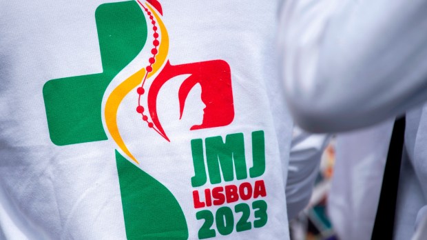 Logo Światowych Dni Młodzieży w Lizbonie na koszulce pielgrzyma