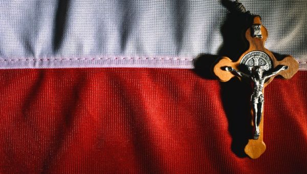 Krzyż św. Benedykta na fladze Polski