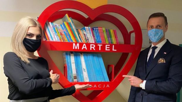 Biblioteczka w kształcie serca fundacja MARTEL
