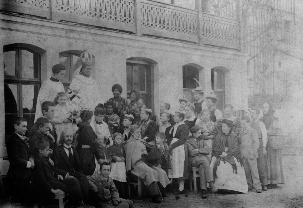 Grupa aktorów amatorów wystawia na ulicy jedną ze sztuk bł. Marii Teresy Ledóchowskiej (Innsbruck, 1896)