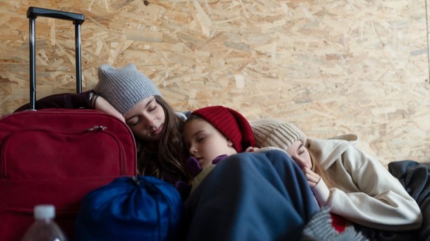 Śpiące dzieci, które uciekły z Ukrainy przed wojną