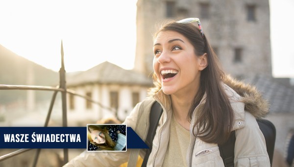 Podekscytowana kobieta na wycieczce w Bośni
