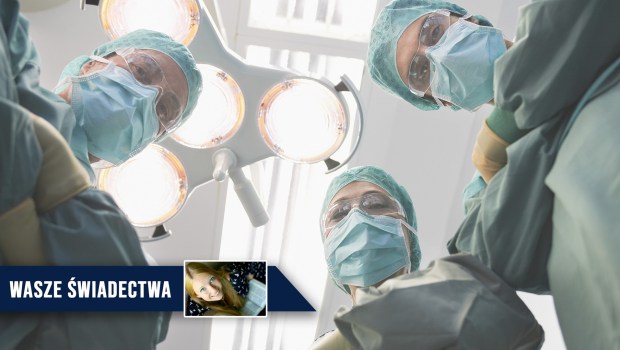 Lekarze stoją nad pacjentem, którego będą operować