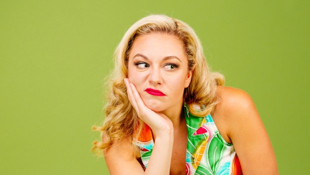 Zazdrość: zazdrosna i niezadowolona kobieta spogląda złośliwie w bok